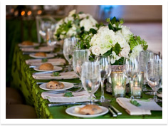 Masa de nunta decorata verde emerald